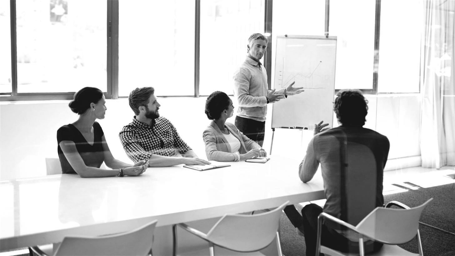 Emprendedor analizando el plan de negocio en una mesa de trabajo